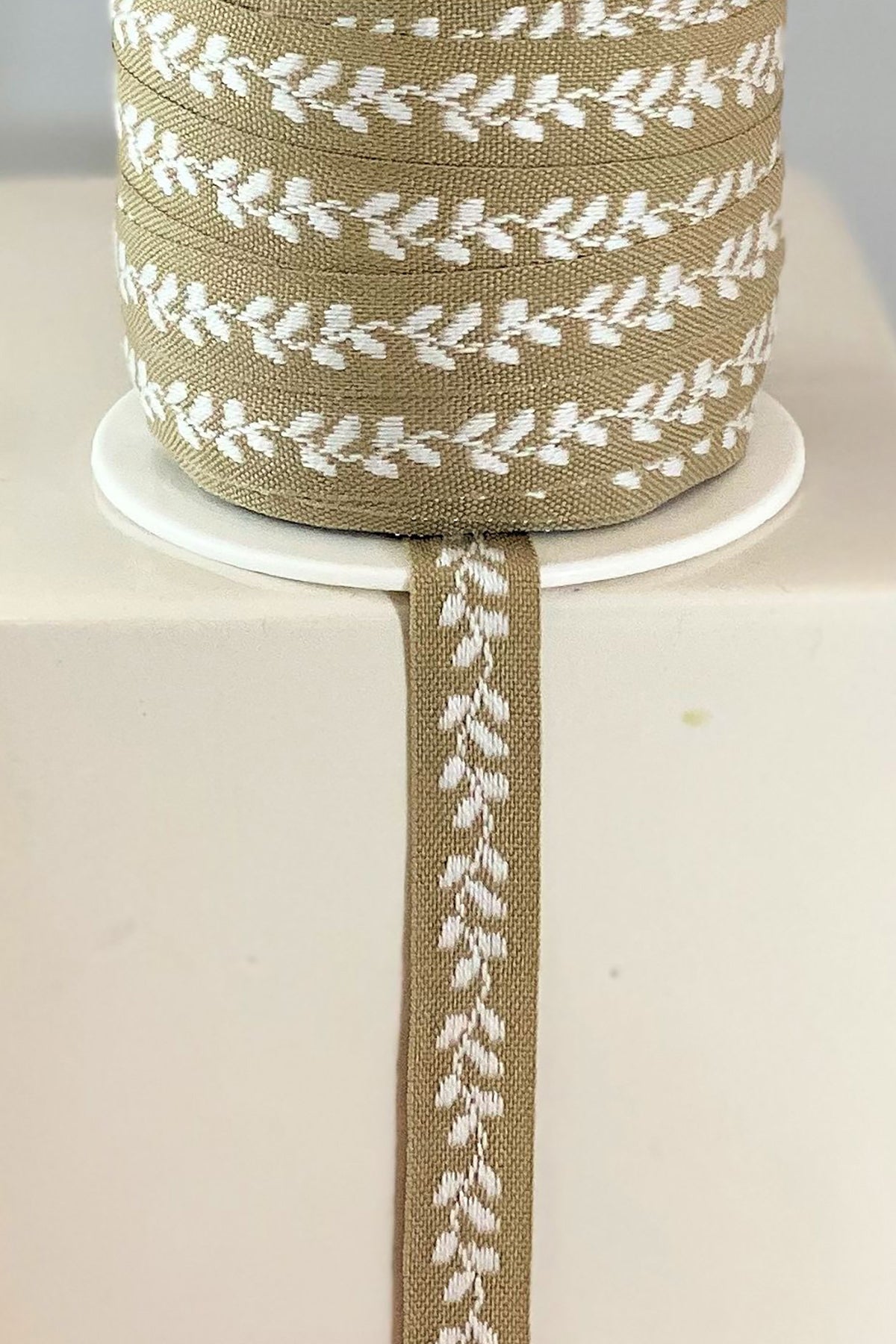 Band Blätter beige/weiße Blätter | 12 mm breit /25 m Rolle