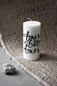 Säulenkerze weiß, 7 x 15 cm | Dekor "Burn Baby Burn"