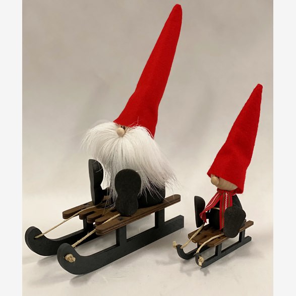 Tomte Einar auf dem Schlitten – Schwedische Handarbeit | 8 cm