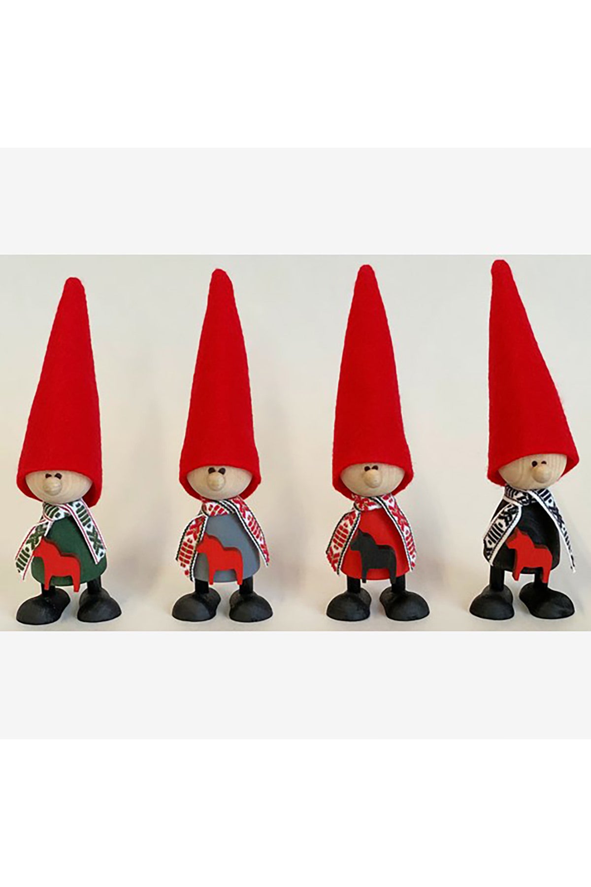 Weihnachtsjunge stehend mit Pferd | 12 cm