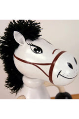 Holzfigur Pferd baumelnd